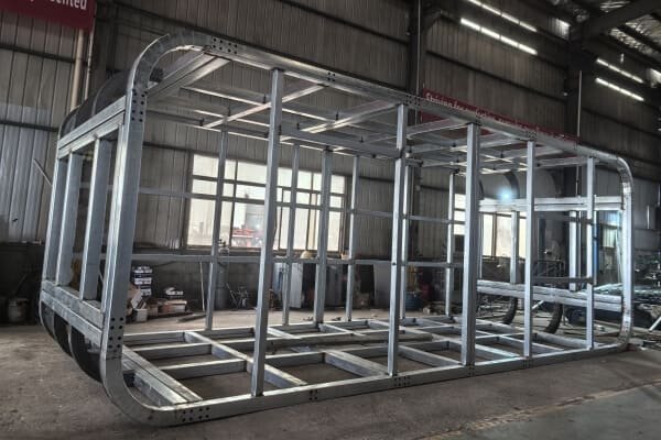 Konstrukcja ramowa ze stali ocynkowanej ogniowo o grubości 4 mm kapsuły staxhomes, odpowiednia na ekstremalne warunki pogodowe. (1)